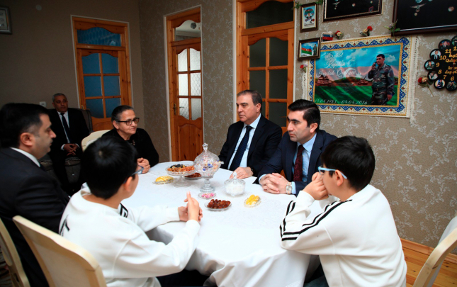 niyazi-bayramov-aprel-doyuslerinde-helak-olan-sehidlerin-ailelerini-ziyaret-etdi