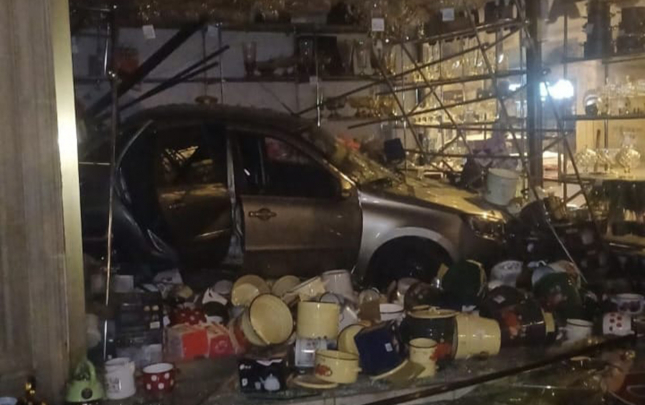 gencede-avtomobil-magazaya-girdi