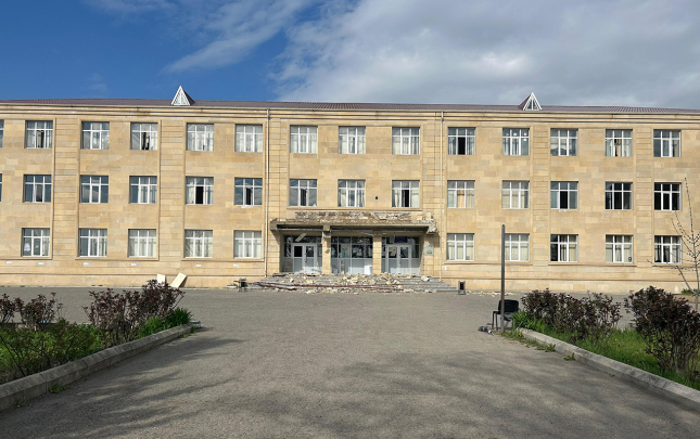 guclu-kulek-mekteb-binasina-zerer-vurdu