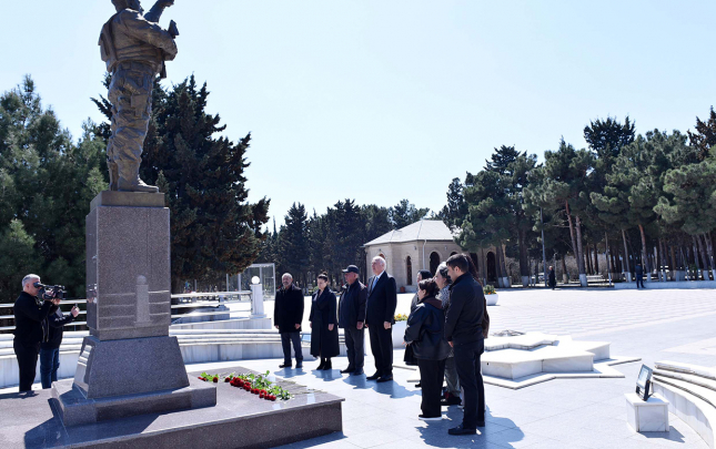 sumqayitda-aprel-sehidlerinin-xatiresi-anildi