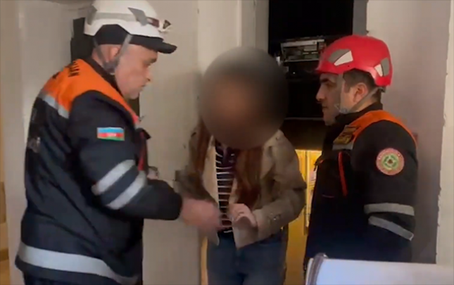 liftde-qalan-qadin-bele-cixarildi