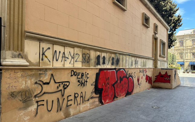 saqqalsiz-usaqlar-ve-ya-divar-edebiyyati