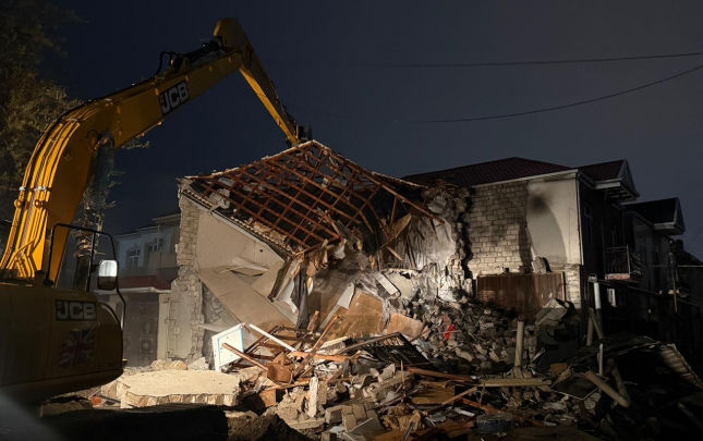 keslede-kollektorun-uzerinde-tikilen-ev-sokulur