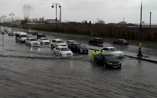 yagis-bu-yollarda-tixaca-sebeb-oldu