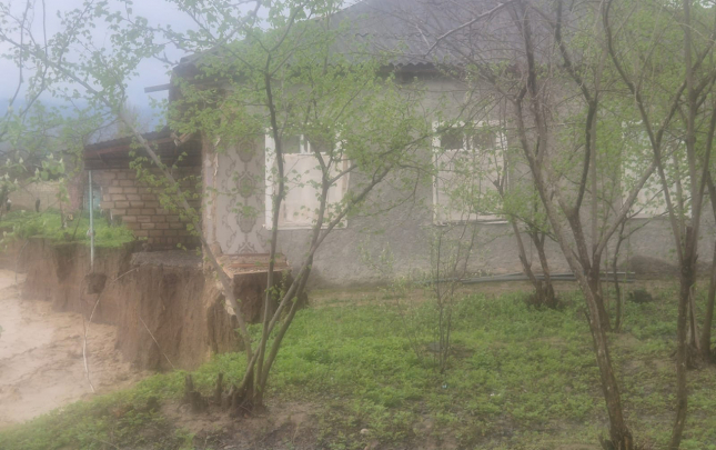 sabranda-evi-su-apardi-sakinler-texliye-olundu