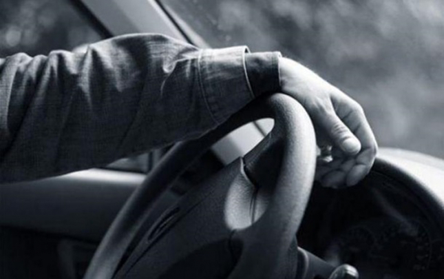 54-yasli-surucu-sukan-arxasinda-oldu