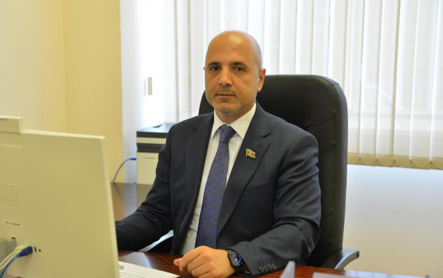 baki-ile-tbilisi-arasinda-formalasmis-emekdasliq-ugurlu-numunelerdendir