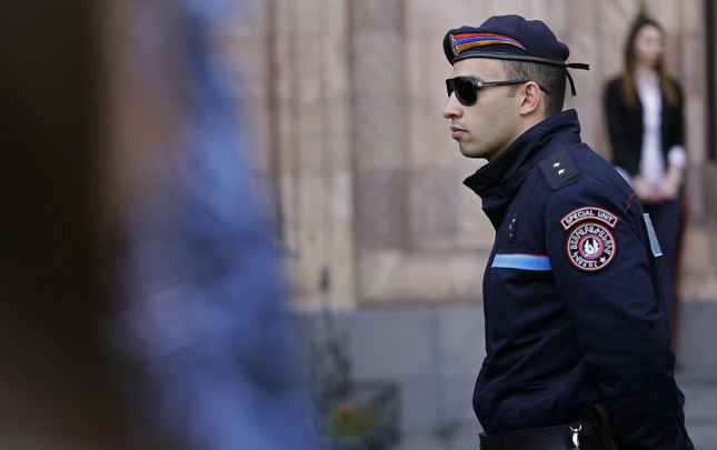 irevanda-nazirlik-binasinda-silahli-insident