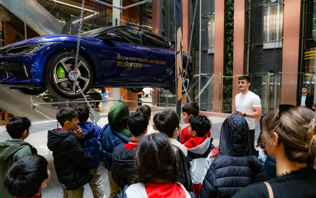 baku-auto-mallda-guclu-muherrikin-sesi-usaqlari-cosdurdu