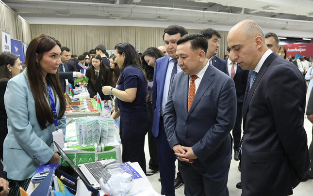 qazaxistanda-azerbaycan-universitetinin-stendine-boyuk-maraq