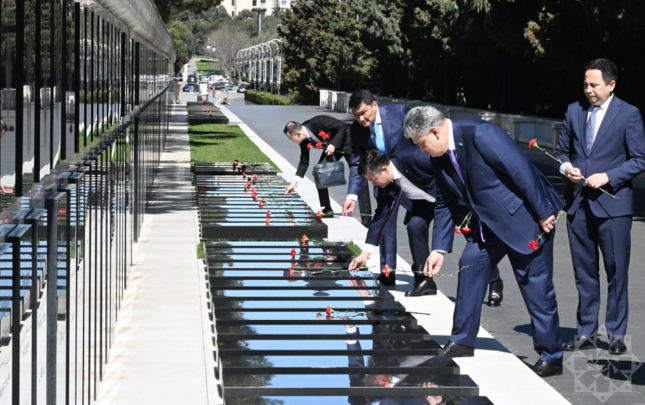 qazaxistan-numayende-heyeti-sehidler-xiyabanini-ve-zefer-parkini-ziyaret-etdi