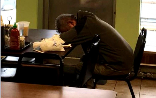 nisanlisi-ile-restorana-getdi-yatib-masada-qaldi