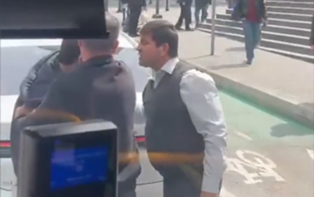 avtobus-surucusunu-yumruqla-vuran-sexs