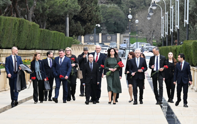 litva-bas-naziri-sehidler-xiyabaninda