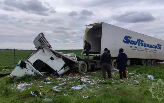 odenisli-yolda-qarpiz-dolu-tir-asdi