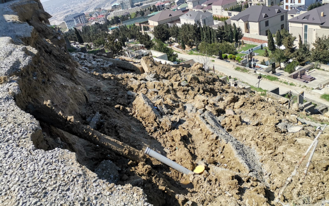 badamdarda-qebiristanliga-dusen-yolda-surusme