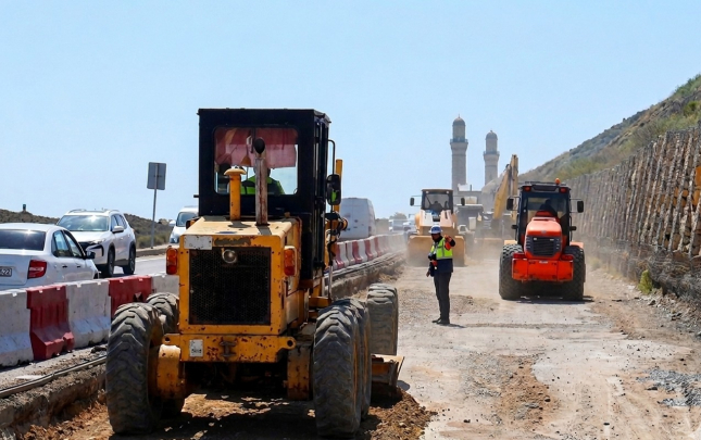 bibiheybetde-surusmeye-gore-baglanan-yolda-temire-baslanildi