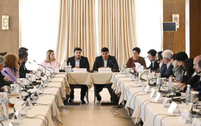 azerbaycan-ve-ermenistan-numayendelerinin-istiraki-ile-deyirmi-masa-kecirilir