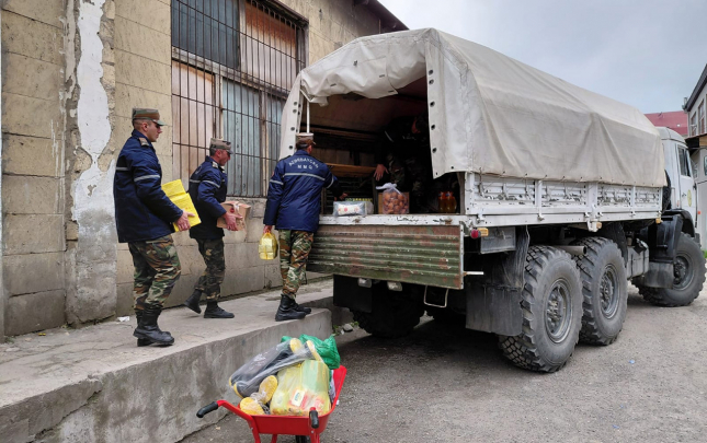 surusme-neticesinde-yolu-baglanan-qonaqkende-erzaq-aparildi