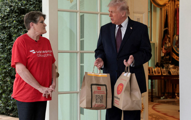 tramp-mcdonalds-sifarisini-getiren-kuryerle-metbuat-konfransi-kecirdi