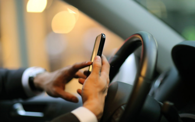 sukan-arxasinda-bir-mesaj-facie-getire-biler