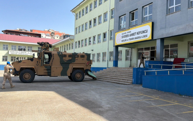 turkiyede-mektebli-liseye-hucum-edib