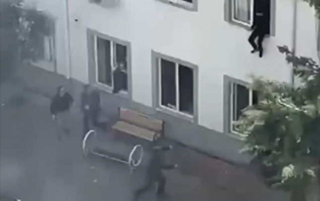 olumden-xilas-olmaq-ucun-pencereden-tullandilar