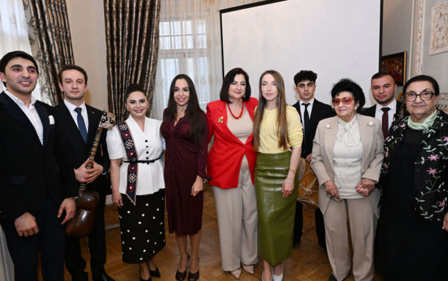 leyla-ve-alena-eliyevalar-kitab-teqdimatinda