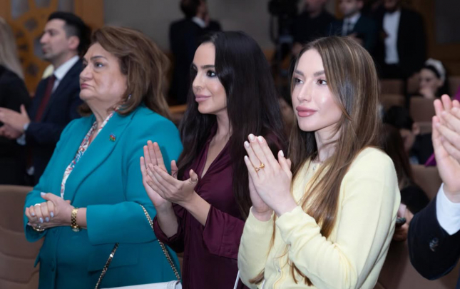 prezidentin-qizi-ve-gelininin-film-teqdimatindan