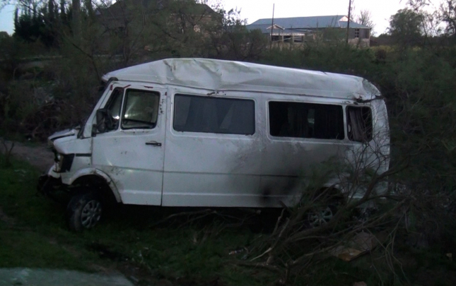 sabirabadda-sagirdleri-dasiyan-mikroavtobus-asdi