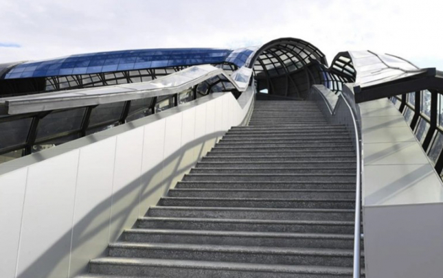 bakida-bu-keciddeki-lift-iki-aydir-islemir