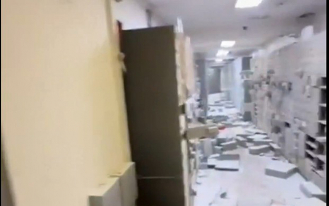 aktyor-maskalari-ile-bank-soydular-kanalizasiyadan-qacdilar