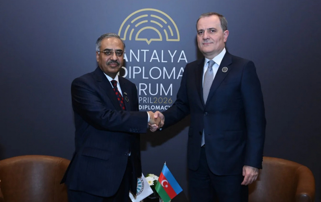 bayramov-d-8-bas-katibi-ile-muzakire-apardi