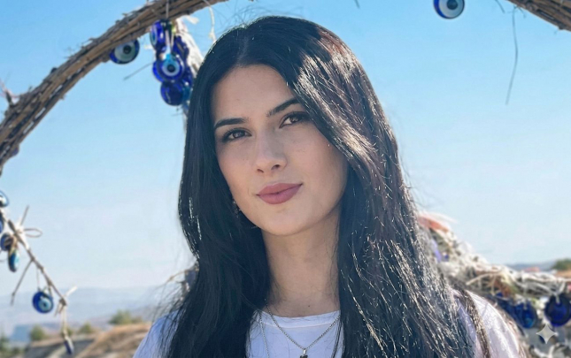 idrakda-gullelenen-muellim-hemin-sagirdi-bagisladi