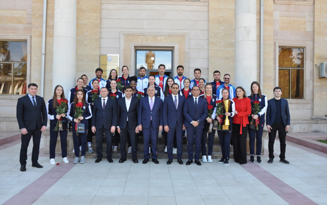 turan-voleybol-klubu-yuksek-liqada-aldigi-qizil-mukafati-rayona-aparib