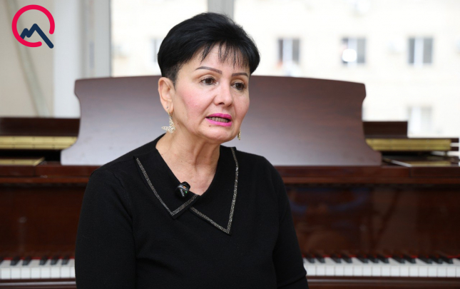 sehnede-oynadigim-zaman-eteyim-dusdu-yaxsi-ki-altinda-qeseng-finkam-var-idi