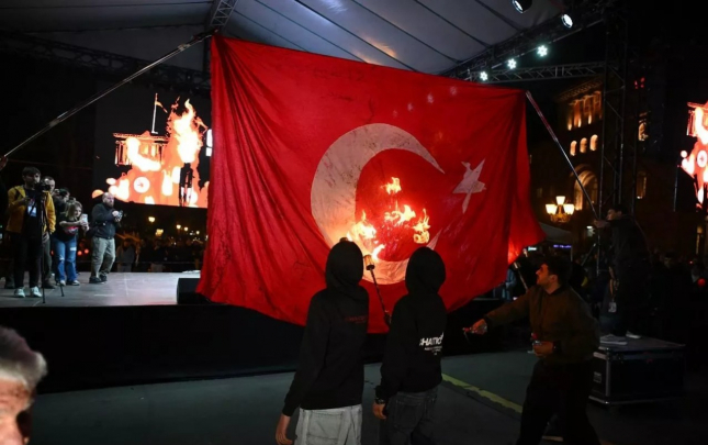 irevanda-turkiye-bayraginin-yandirilmasini-qetiyyetle-pisleyirik