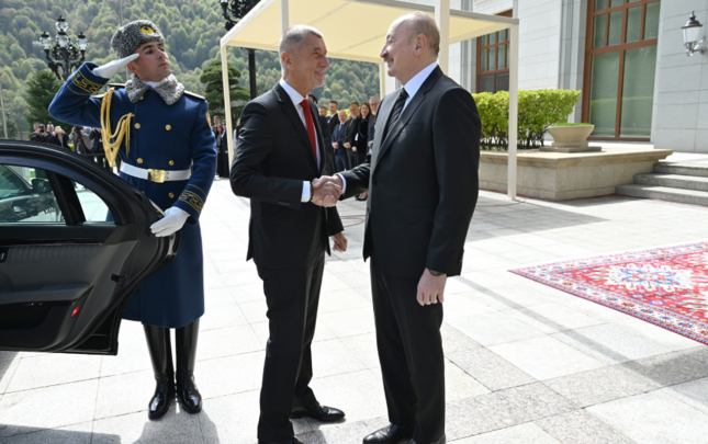 ilham-eliyev-qebelede-andrey-babisi-qarsiladi