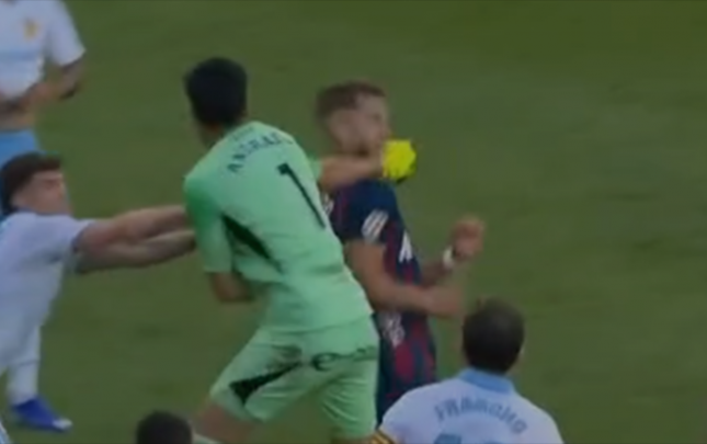 qapici-reqibini-yumruqladi