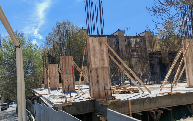 yarimstansiyaya-yaxin-yerde-tikilir-gece-ile-agaclar-da-kesilib