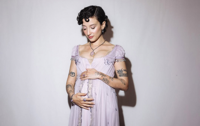 hamile-oldugunu-konsertinde-aciqladi