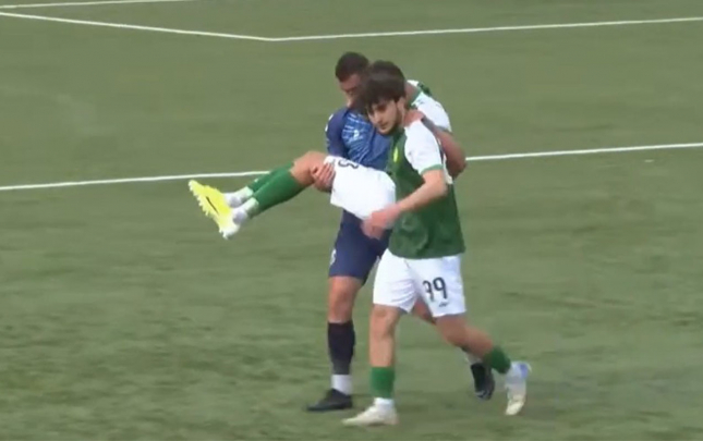 reqib-zedeli-oyuncunu-qucaginda-meydandan-cixardi