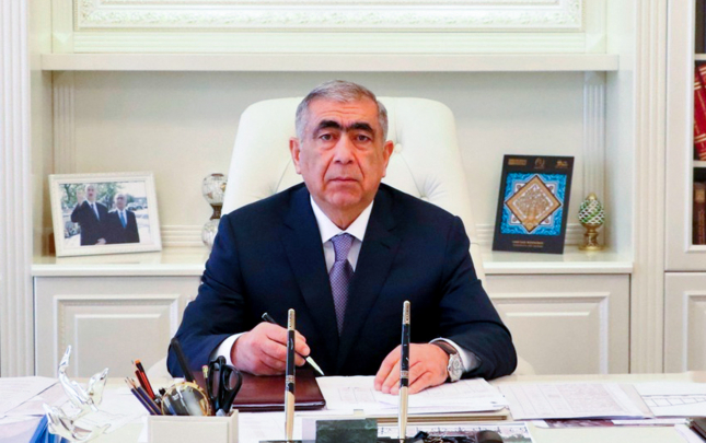 saleh-memmedov-pul-ayirmir