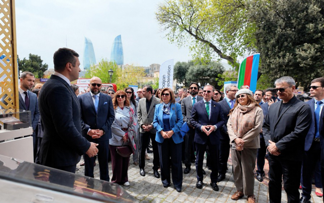 azergoldun-qizil-ve-gumus-mehsullari-beynelxalq-xalca-festivalinda