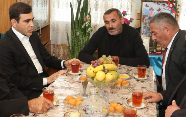 anar-memmedov-terterde-sehid-ailesini-ziyaret-etdi