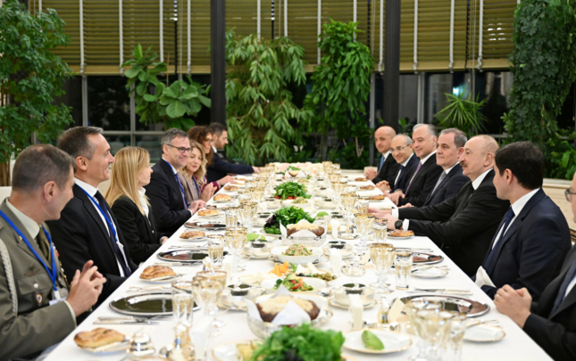 prezidentin-adindan-meloninin-serefine-sam-yemeyi-verildi