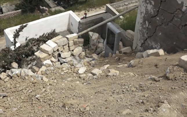 yaxsi-ozune-ev-tikirsen-bes-camaatin-qebri-ile-ne-isin-var