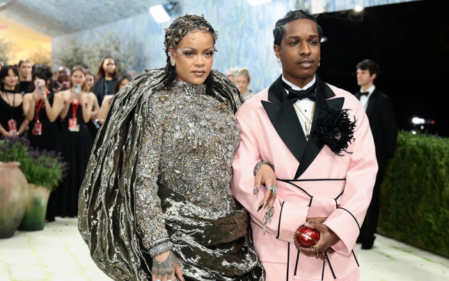 rihanna-ekizlere-hamiledir