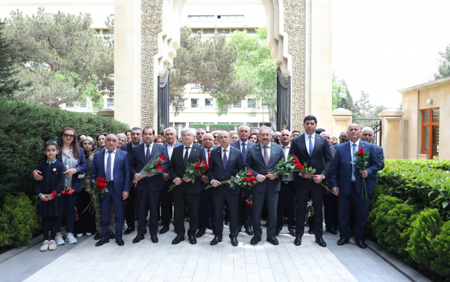 qerbi-azerbaycan-icmasi-ulu-onderin-mezarini-ziyaret-etdi