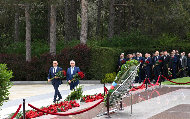azerenerji-ve-azerisiq-kollektivleri-ulu-onderin-mezarini-ziyaret-etdi